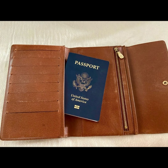 SOLD ✅ Authentic Louis Vuitton Passport Clutch - Picture 3 of 12